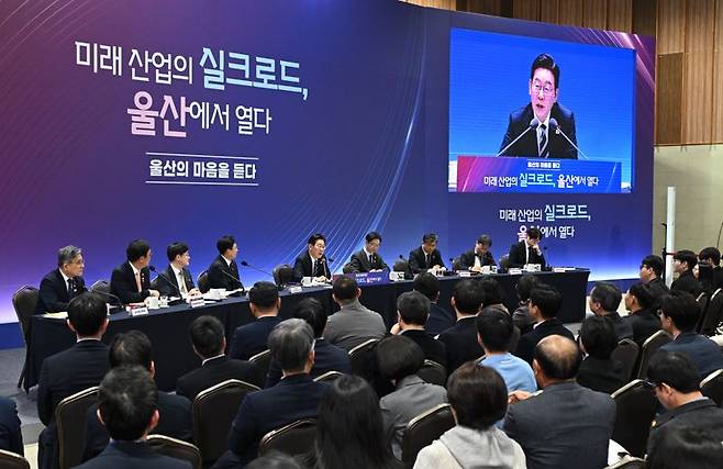 이재명 대통령이 지난 23일 유에코(UECO)에서 울산 타운홀 미팅을 진행하고 있다. 이 자리에서 최휘영 문화체육관광부 장관은 5000억원 규모의 울산 엔터테인먼트 파크' 건립 계획을 발표했다. 울산시 제공