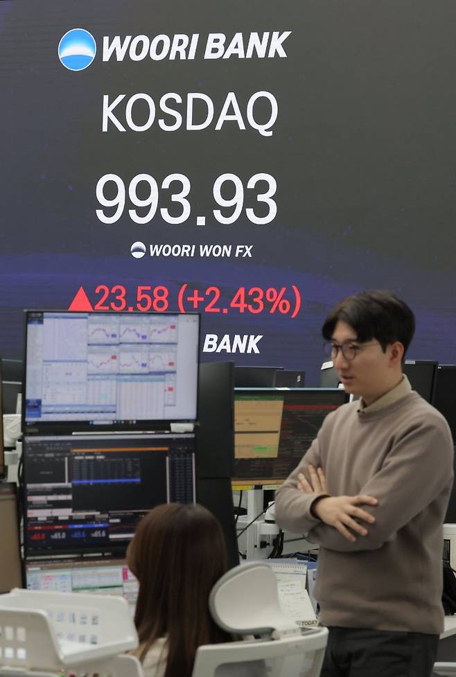 지난 23일 서울 중구 우리은행 본점 딜링룸 현황판에 코스닥 지수 등이 표시되고 있다./사진=연합뉴스