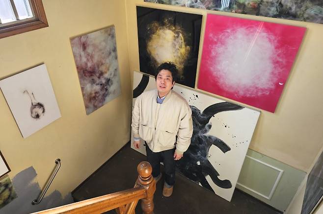 지난 23일 본지와 인터뷰를 진행한 정안용 작가가 본인의 작업실 계단에서 기념촬영하고 있는 모습 사진=변옥환 기자