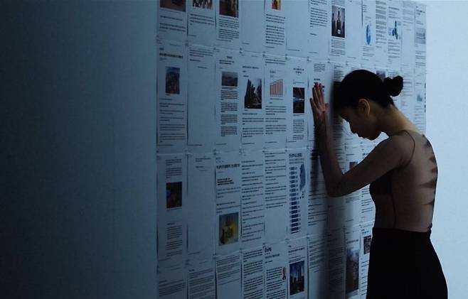 정안용 작가가 지난 2024년 '그대 지금 어디서 살 것인가' 전시에서 선보인 행위예술(퍼포먼스) '유령도시 2024' 중. 각종 지역 소멸에 대한 우려를 담은 기사와 함께 통계 자료들 속에서 좌절과 함께 그 속에서 살아가는 삶에 대해 몸짓으로 푼 작품이다. 작가 제공