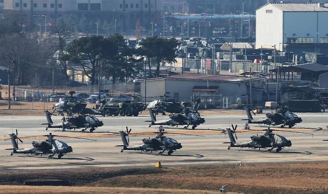 지난해 12월 18일 주한미군 국내 최대 주둔지인 경기도 평택시 캠프 험프리스에 아파치 헬기가 대기하고 있는 모습. 연합뉴스