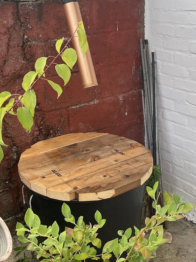 남은 자투리 나무를 이어붙여 만든 빗물받이 덮개.