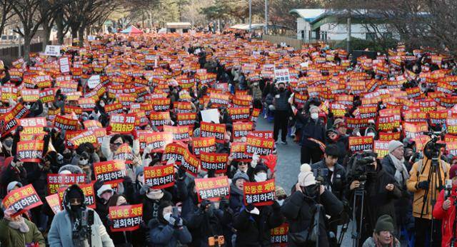 한동훈 전 국민의힘 대표의 지지자들이 24일 서울 영등포구 국회의사당역 인근에서 '한동훈 징계 철회 촉구' 집회를 열고 구호를 외치고 있다. 뉴시스