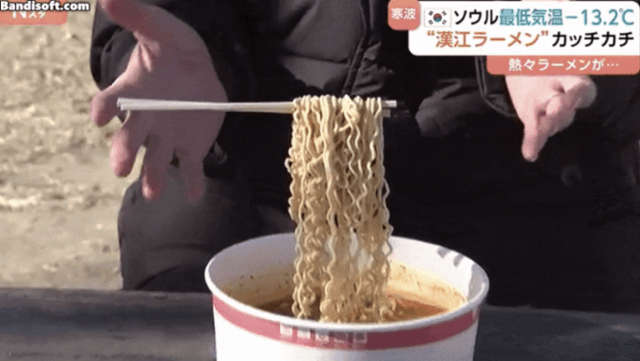 일본 TBS 뉴스 프로그램 N스타가 22일 보도한 리포트에서 나카미치 히데요시 기자가 서울의 맹추위를 전하기 위해 약 2시간 만에 얼어붙은 라면의 모습을 보여주고 있다. TBS 뉴스 캡처