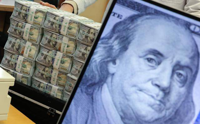 최근 서울 중구 하나은행 위변조대응센터에서 직원이 달러화를 정리하는 모습. 뉴스1