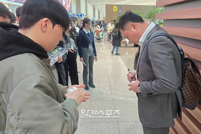 23일 인천공항을 통해 삼성 스프링캠프지인 괌으로 떠나는 박한이 삼성 코치(오른쪽). 그의 사인을 받기 위해 팬들이 줄을 서 있다. IS 포토