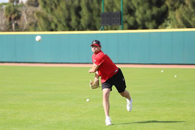 미국 플로리다 캠프에서 캐치볼을 하는 베니지아노의 모습. SSG 제공