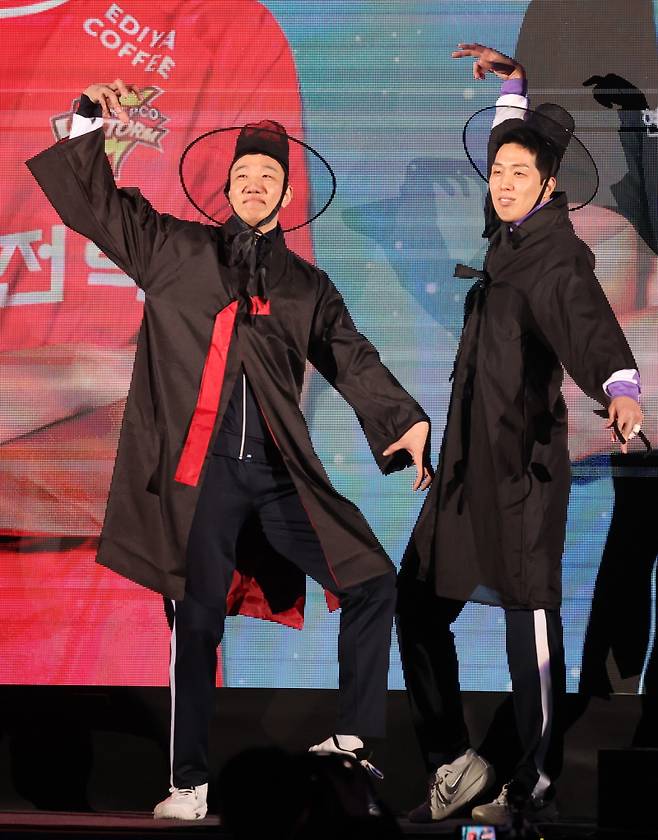 <yonhap photo-3270=""> V-리그 올스타전에 나타난 사자보이즈(춘천=연합뉴스) 양지웅 기자 = 25일 강원 춘천시 호반체육관에서 열린 프로배구 '진에어 2025∼2026 V-리그 올스타전'에서 한국전력 신영석(왼쪽)과 현대캐피탈 최민호가 저승사자 차림으로 입장해 포즈를 취하고 있다. 2026.1.25yangdoo@yna.co.kr/2026-01-25 15:09:59/<저작권자 ⓒ 1980~2026 ㈜연합뉴스. 무단 전재 재배포 금지, AI 학습 및 활용 금지></yonhap>