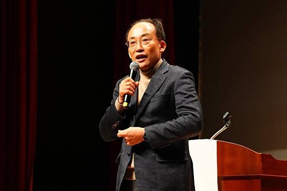 추경호 의원이 24일 김천의 송언석 원내대표 의정보고회에서 인사말을 하고 있다 [사진=추경호 페이스북 캡처]