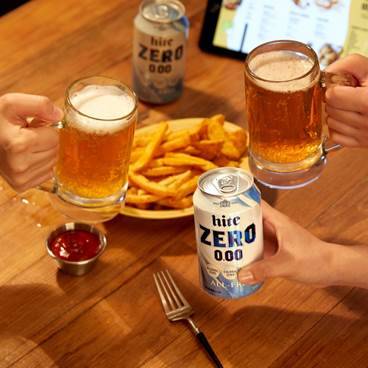 무알코올 맥주를 마시는 모습. [사진=하이트진로음료]