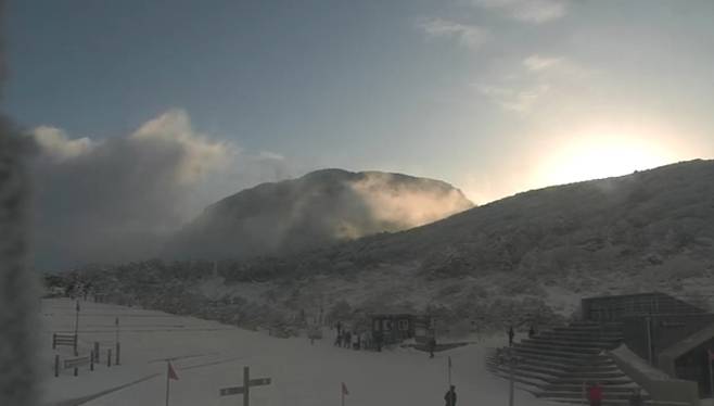 한라산 윗세오름을 찾은 등산객들 (오전8시 20분 한라산 실시간 cctv)