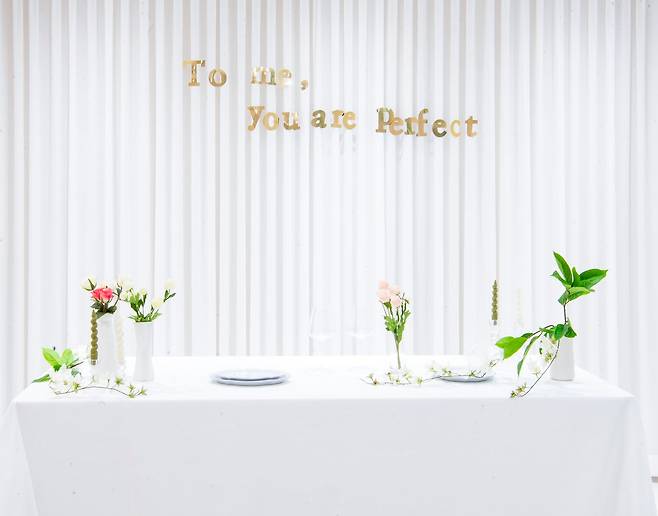 24일 문을 연 경북 구미시 구미역사 내 '스몰웨딩상담소' 미니 파티룸 모습. 결혼 준비 과정에 필요한 스튜디오 촬영을 할 수 있다. 사진 구미시