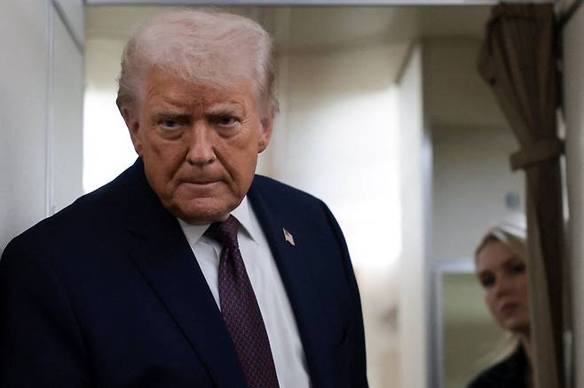 도널드 트럼프 미국 대통령이 지난 22일(현지시간) 스위스 다보스에서 열린 세계경제포럼(WEF) 참석 후 미국으로 돌아오는 길에 대통령 전용기 안에서 기자들과 대화하고 있다. 로이터=연합뉴스