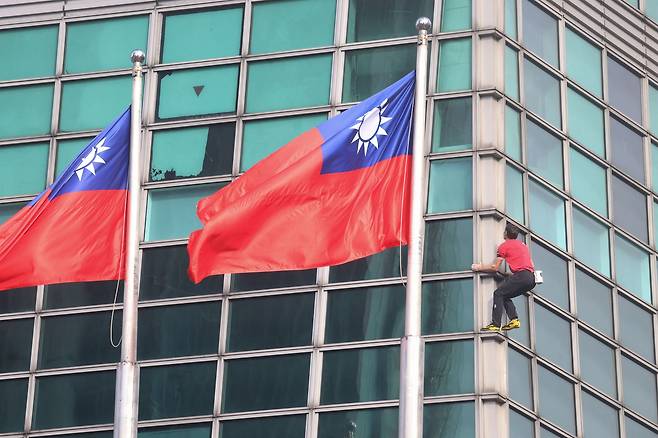 미국 암벽 등반가 알렉스 호놀드가 25일(현지시간) 대만 타이베이에서 타이베이 101 빌딩을 등반하고 있다. AFP=연합뉴스