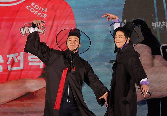 25일 강원 춘천시 호반체육관에서 열린 프로배구 '진에어 2025~2026 V-리그 올스타전'에서 한국전력 신영석(왼쪽)과 현대캐피탈 최민호가 저승사자 차림으로 입장해 포즈를 취하고 있다. [연합뉴스]