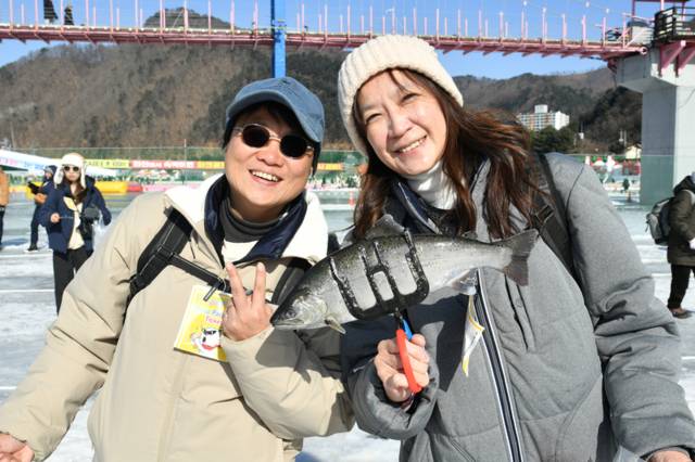 ▲ 1월 마지막 휴일인 25일 화천산천어축제장을 찾은 외국인 관광객들이 전용낚시터에서 산천어 얼음낚시를 즐기고 있다.