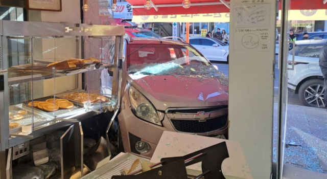 ▲ 23일 오후 12시 45분쯤 강릉시 금학동의 한 도로에서 40대가 몰던 승용차가 상가 건물로 돌진해 인근을 지나던 60대 행인이 차와 부딪혀 경상을 입었다. 강원소방본부 제공