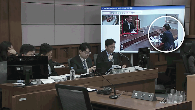 12.3 비상계엄이 선포된 직후인 오후 10시 49분쯤, 한덕수 전 총리가 이상민 전 행안부 장관과 16분간 따로 계엄 문건을 협의하는 모습. (화면 제공 : 서울중앙지법)