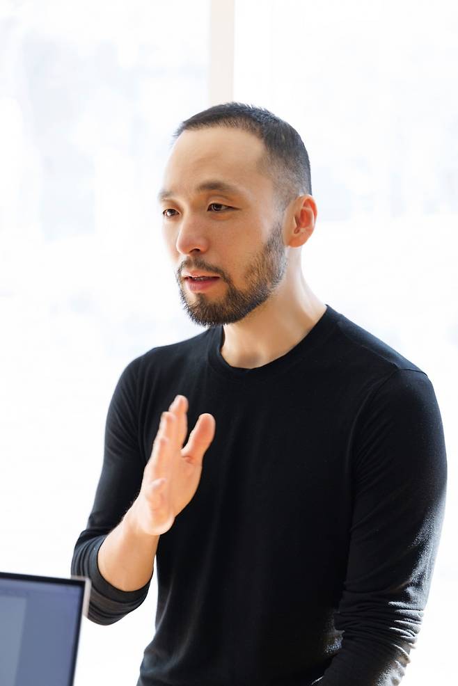 한국경제신문과 인터뷰하는 지휘자 정민 / 사진 제공. 강릉시립교향악단.