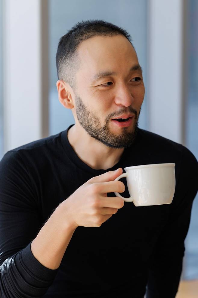 한국경제신문과 인터뷰하는 지휘자 정민 / 사진 제공. 강릉시립교향악단.