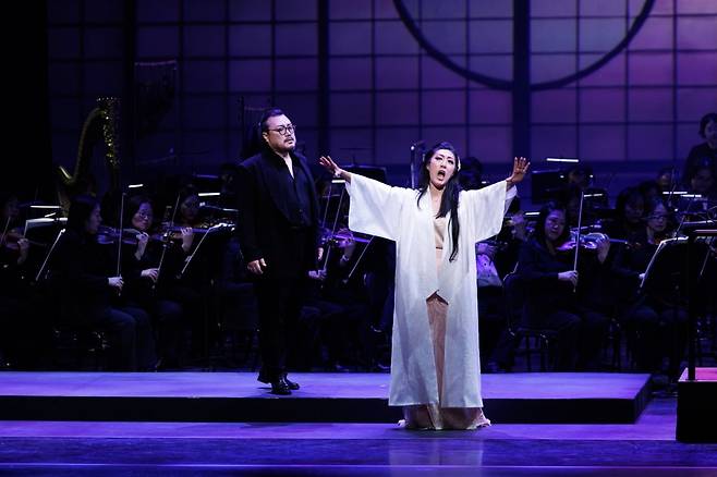 1막에서 노래하는 초초상 역 소프라노 여지원과 핑커톤 역 테너 김재형 / 사진 제공. 강릉시립교향악단.