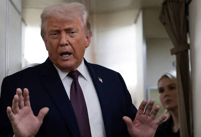 22일 미국 워싱턴으로 향하는 전용기 에어포스원 기내에서 도널드 트럼프 대통령이 취재진과 대화하고 있다. 로이터연합뉴스