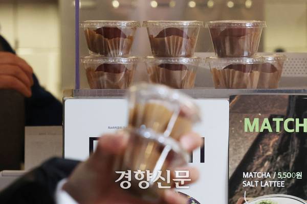 두바이쫀득쿠키(두쫀쿠) 열풍으로 원재료까지 품귀 현상이 일고 있는 25일 서울 중구 한 카페에서 한 시민이 구매한 두쫀쿠를 들고 가고 있다. 한수빈 기자