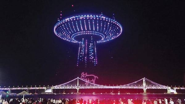 최근 한 국내 관광지 관련 조사에서 전국 1위를 차지하며 부산 광안리가 한국 대표 관광지로 자리 잡았다. 대표 상설 콘텐츠인 드론쇼.  전민철 기자