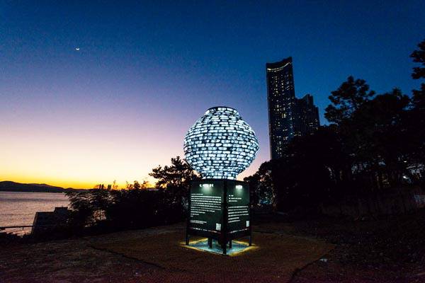 부산 해운대 달맞이고개에 설치된 한원석 작가의 ‘환월(還月)’.  작가 제공
