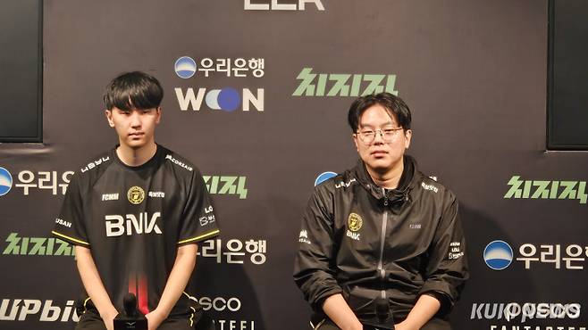 (왼쪽부터) ‘랩터’ 전어진과 박준석 BNK 피어엑스 감독 25일 서울 종로구 치지직 롤파크 LCK 아레나에서 열린 ‘2026 LCK컵’ 그룹 배틀 T1과의 경기가 끝난 뒤 기자회견에 참석하고 있다. 송한석 기자