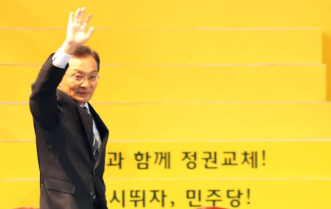 이해찬 민주평화통일자문회의 수석부의장이 25일 베트남에서 치료 중 별세했다. 향년 73세. 사진은 2012년 6월 9일 고양시 킨텍스에서 열린 전당대회에서 당시 민주통합당 새 대표로 당선된 이해찬 민주평통 수석부의장의 모습. 연합뉴스.