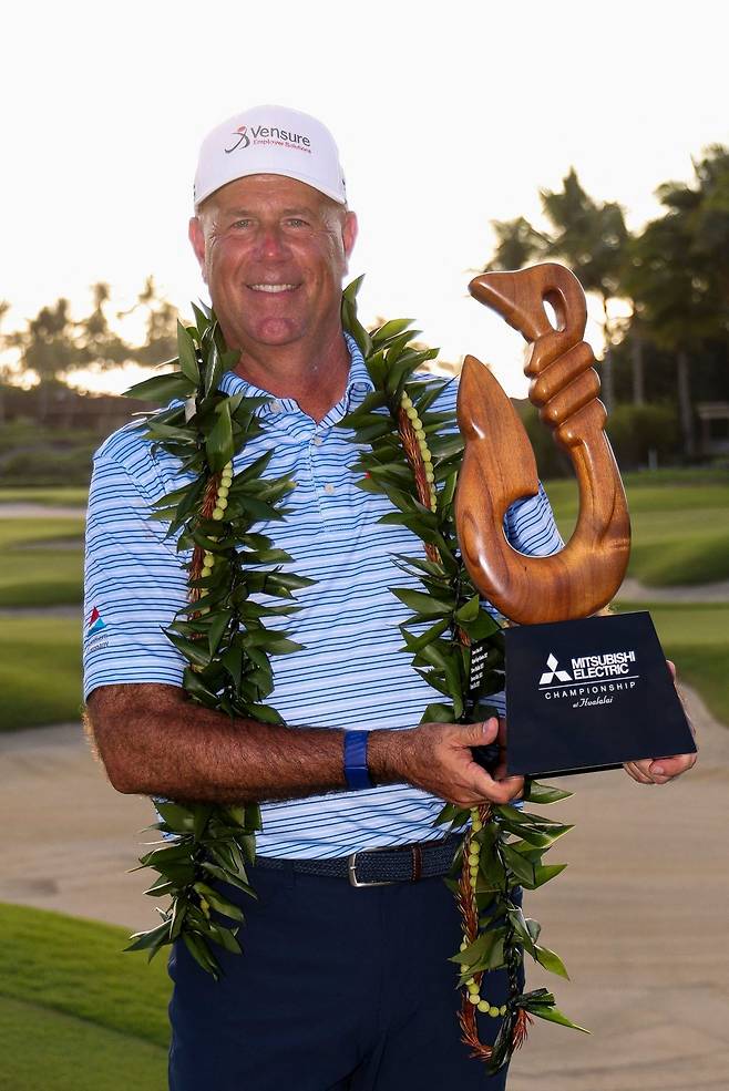 25일(한국시간) 미국 하와이주 후알랄라이GC에서 열린 2026시즌 PGA 챔피언스투어 개막전 미쓰비시 일렉트릭 챔피언십에서 우승한 스튜어트 싱크. AFP연합뉴스
