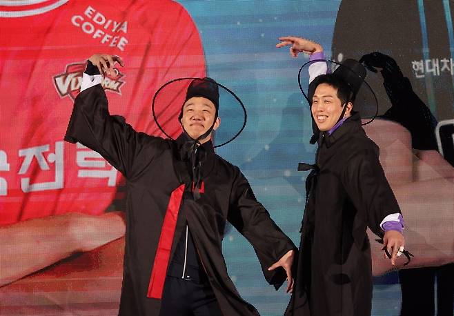 신영석(한국전력)이 25일 강원 춘천호반체육관에서 열린 2025-2026 V리그 올스타전에서 코트에 입장하며 최민호(현대캐피탈)과 케이팝 데몬 헌터스 사자 보이즈를 패러디한 세리머니를 펼치고 있다. 연합뉴스