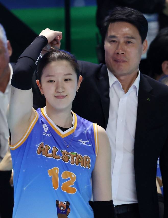 흥국생명 이다현(왼쪽)이 25일 강원 춘천호반체육관에서 열린 2025-2026 V리그 올스타전에서 강성형 현대건설 감독과 화사의 '굿 굿바이(Good Goodbye)' 안무에 맞춰 퍼포먼스를 선보이고 있다. 연합뉴스