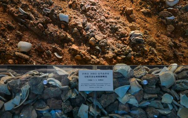 조선시대 마지막 관요가 있던 광주시 남종면 분원리에 위치한 분원백자자료관에 가마터 퇴적층이 전시되고 있다. 윤원규기자