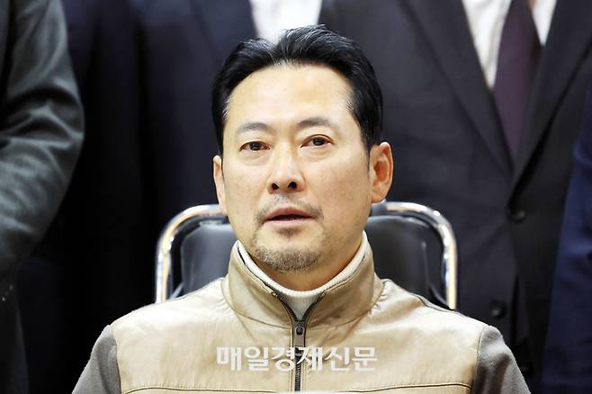 국회 로텐더홀에서 8일째 단식을 이어오던 장동혁 국민의힘 대표가 지난 22일 단식을 중단한 뒤 병원으로 이동하고 있다. 김재훈 기자