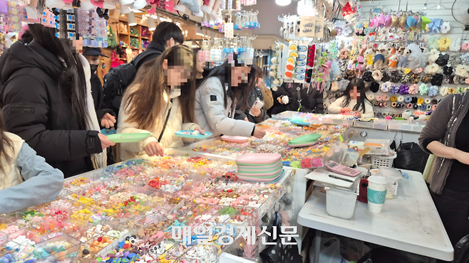 지난 20일 오전 서울 동대문부자재상가에서 시민들이 볼꾸·키링 소품을 고르고 있다. [이수민 기자]