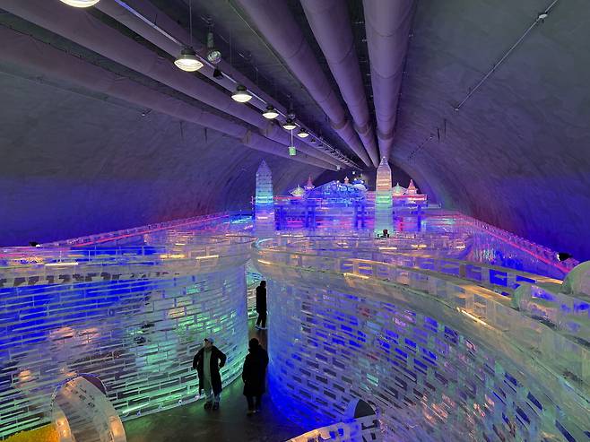 산천어축제 실내얼음광장.  문서연 여행+기자
