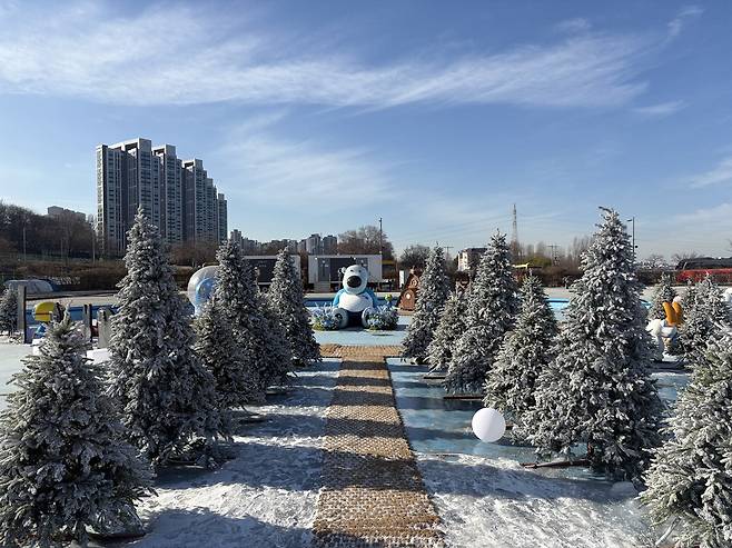 잠원한강공원 눈썰매장 뽀로로 포토존. 김지은 여행+ 기자
