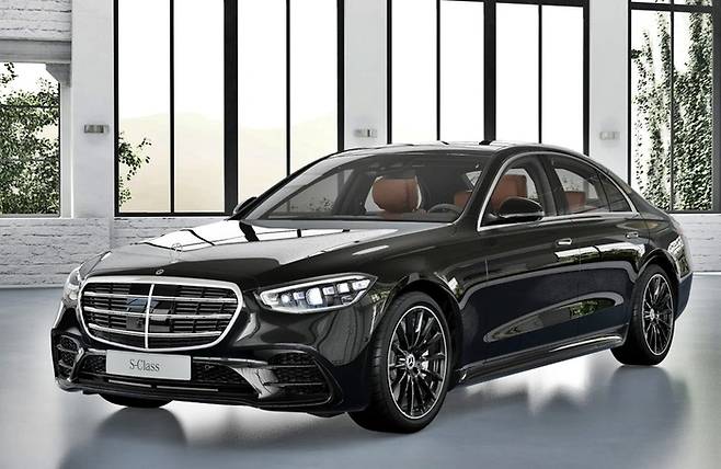 회장님차로 인기높은 벤츠 S클래스. 벤츠코리아는 검정에 초점을 맞춘 스탠다드 휠베이스 나이트 에디션을 한국에 내놨다. [사진출처=벤츠]