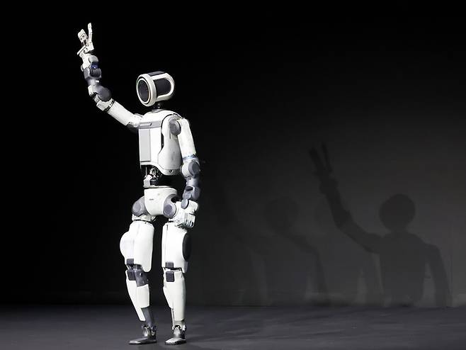 세계 최대 가전·정보기술(IT) 전시회 ‘CES 2026’ 개막을 하루 전이었던 5일(현지시간) 미국 네바다주 라스베이거스 만달레이베이에서 열린 현대차그룹 프레스 컨퍼런스에서 휴머노이드 로봇 아틀라스가 관객들에게 인사하는 모습. [뉴스1]