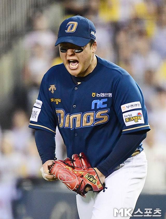 2024년 8월 11일 오후 서울 잠실구장에서 ‘2024 KBO리그’ NC 다이노스와 LG 트윈스 경기가 열렸다. 6회말 1사 1, 2루에서 NC 선발 신민혁이 LG 오스틴을 병살처리한 후 포효하고 있다. 사진=김영구 기자