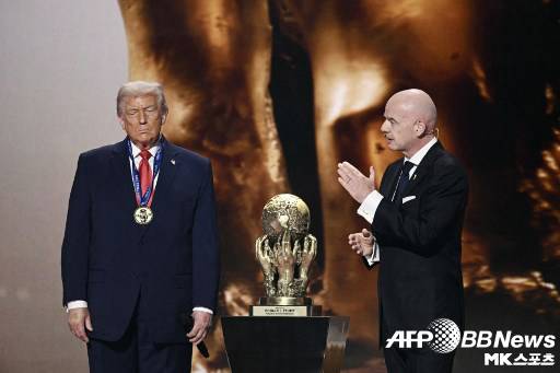 지난해 12월 월드컵 조 추첨식에서 FIFA 평화상을 받은 도널드 트럼프 미국 대통령. 사진=ⓒAFPBBNews = News1