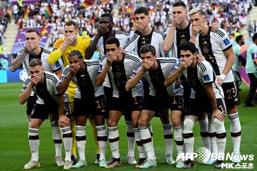 독일대표팀은 지난 2022 월드컵에서 FIFA에 항의하는 차원에서 입을 막는 포즈로 단체 사진을 촬영했다. 사진=ⓒAFPBBNews = News1