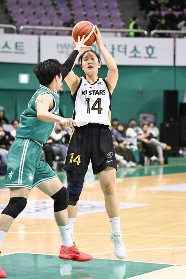 송윤하는 박지수의 부담을 덜어줬다. 사진 제공= WKBL