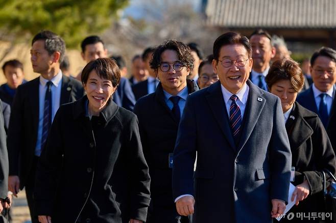 (나라(일본)=뉴스1) 이재명 기자 = 이재명 대통령과 다카이치 사나에 일본 총리가 14일 일본 나라현의 대표 문화유적지인 호류지를 둘러보고 있다. (공동취재) 2026.1.14/뉴스1  Copyright (C) 뉴스1. All rights reserved. 무단 전재 및 재배포,  AI학습 이용 금지. /사진=(나라(일본)=뉴스1) 이재명 기자