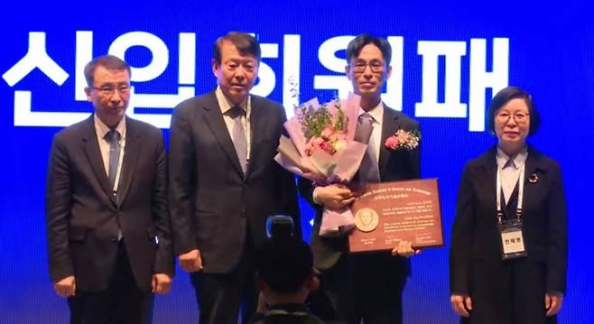 신석우 미국 UC버클리대 수학과 교수·고등과학원 허준이수학난제연구소 석학교수가 22일 오후 서울 웨스틴조선 호텔에서 열린 한국과학기술한림원(한림원) 2026년 신년 S&T(과학기술) 융합 포럼 및 신입회원패 수여식에서 신입회원패를 들고 기념 사진을 찍고 있다. /사진=한국과학기술한림원 유튜브