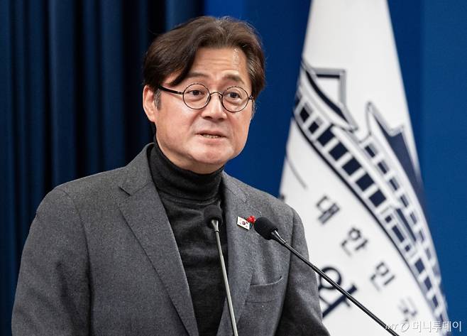 (서울=뉴스1) 이재명 기자 = 홍익표 정무수석이 25일 청와대 춘추관에서 현안 관련 브리핑을 하고 있다.  홍 정무수석은 브리핑을 통해 "이재명 대통령은 이혜훈 기획예산처 장관 후보자에 대한 사회 각계각층의 다양한 의견을 경청하고, 인사청문회와 그 이후의 국민적 평가를 유심히 살펴봤다"며 "숙고와 고심 끝에 이 후보자의 지명을 철회하기로 결정했다"고 말했다. 2026.1.25/뉴스1  Copyright (C) 뉴스1. All rights reserved. 무단 전재 및 재배포,  AI학습 이용 금지. /사진=(서울=뉴스1) 이재명 기자