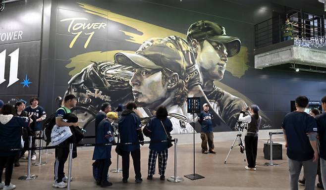 지난해 11월 30일 일본 에스콘필드 홋카이도에서 ‘한일 드림 플레이어즈 게임’이 열렸다.  이 게임은 한국과 일본 프로야구를 대표했던 스타들이 총  출동해 양국의 우정을 이어간다.  사진은 일본 야구팬들이 니혼햄 출신인 오타니와 다르빗슈 그림 앞에서 사진을 찍고 있는 모습. 사진=뉴스1 /사진=(서울=뉴스1) 사진공동취재단