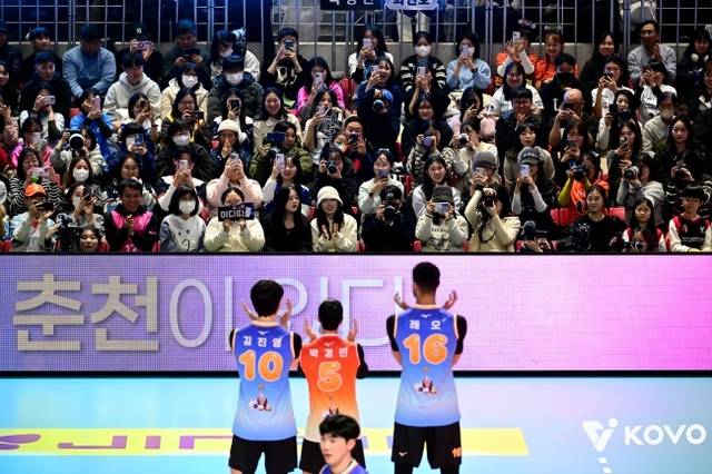 25일 강원 춘천의 호반체육관에서 열린 진에어 2025~2026 V리그 올스타전 경기 도중 선수들이 배구팬을 향해 세리머니를 하고 있다. KOVO 제공